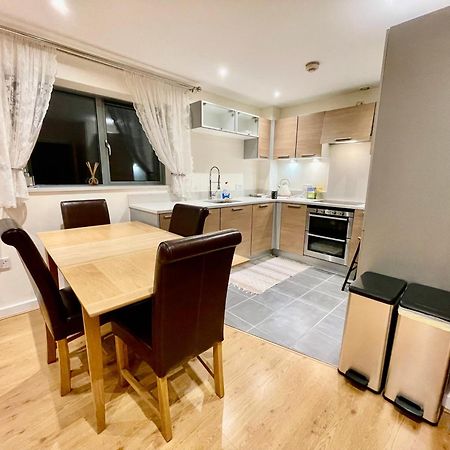 Waterfall Oasis: Luxury Wembley Apartment with Parking London Exterior photo
