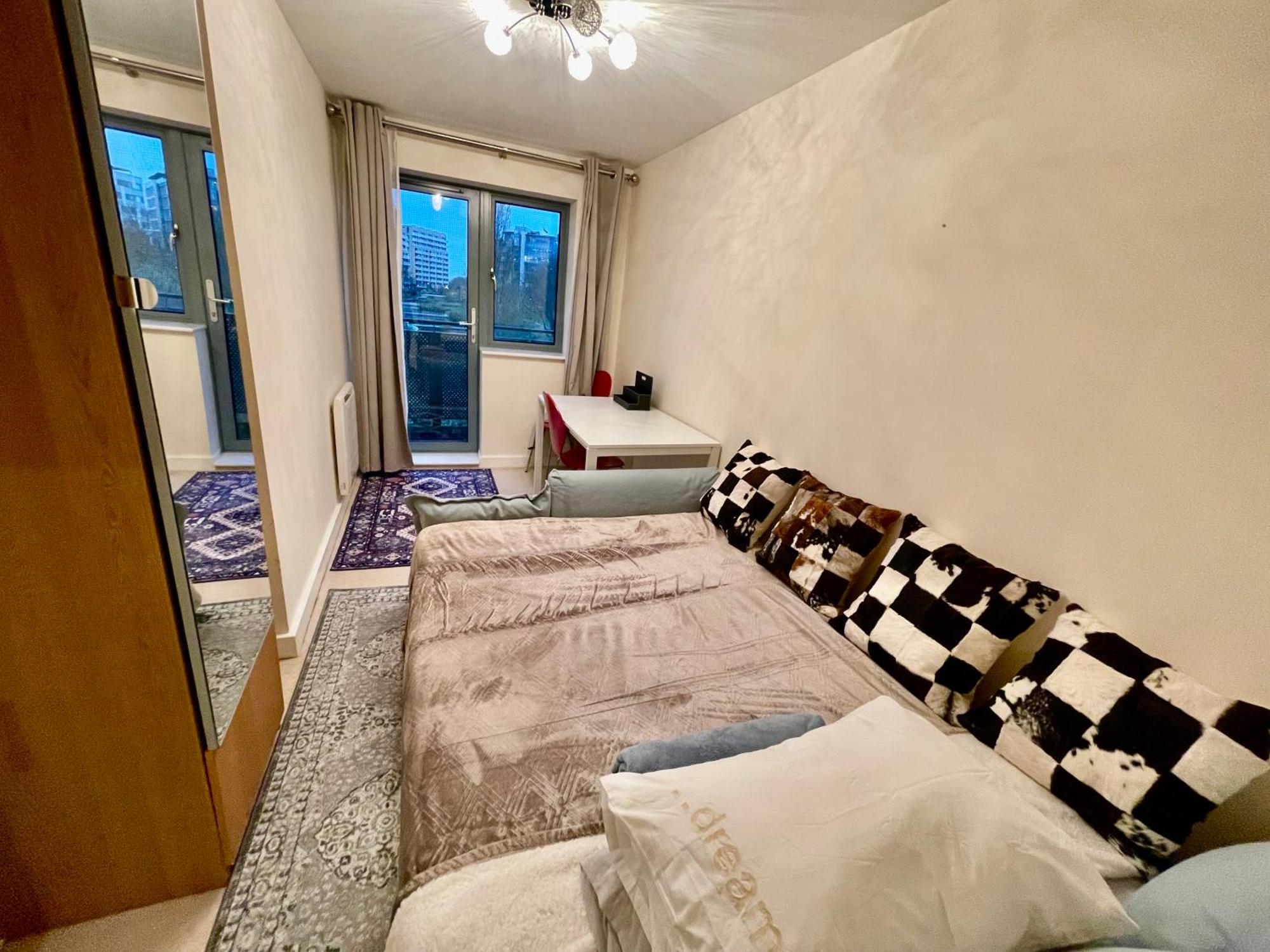 Waterfall Oasis: Luxury Wembley Apartment with Parking London Exterior photo