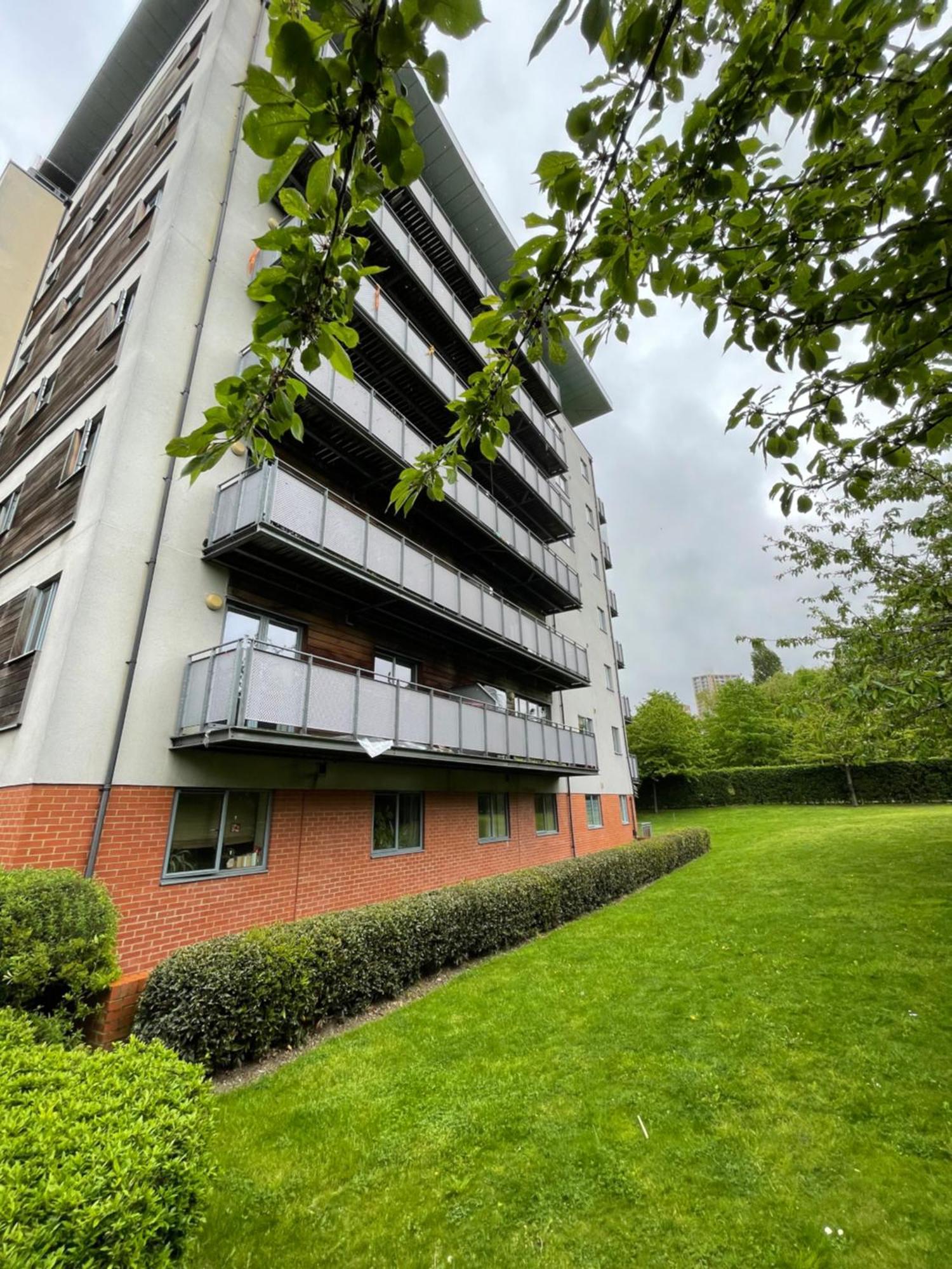 Waterfall Oasis: Luxury Wembley Apartment with Parking London Exterior photo