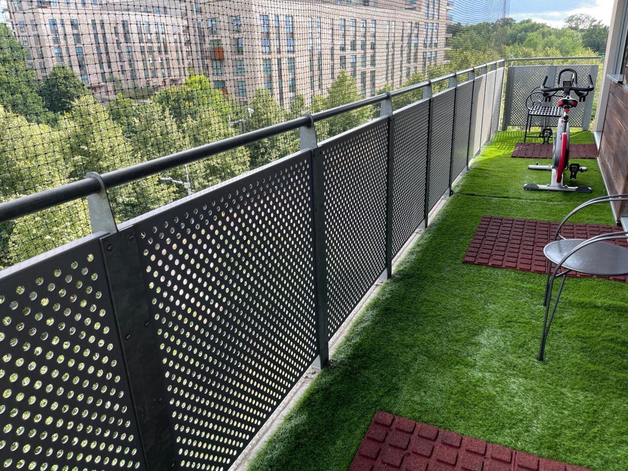 Waterfall Oasis: Luxury Wembley Apartment with Parking London Exterior photo