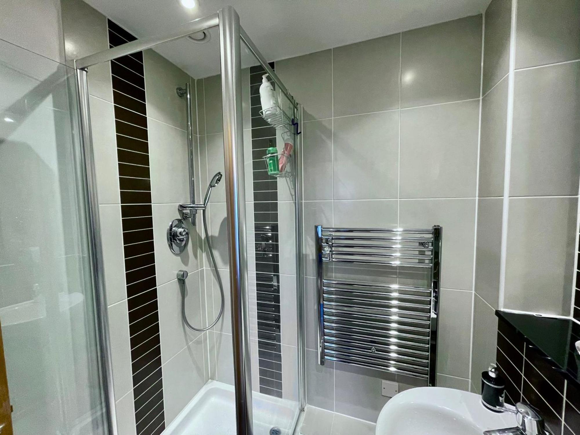 Waterfall Oasis: Luxury Wembley Apartment with Parking London Exterior photo