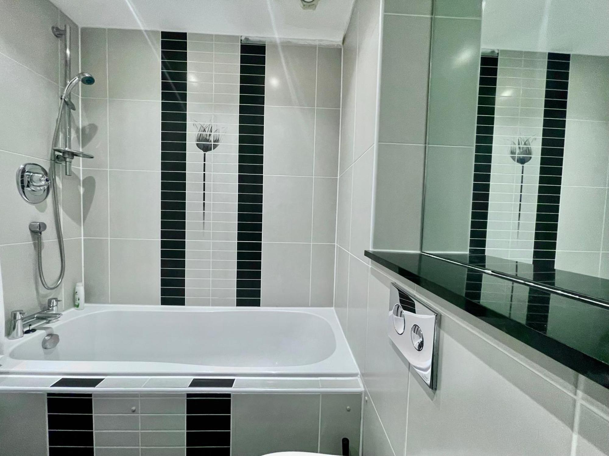 Waterfall Oasis: Luxury Wembley Apartment with Parking London Exterior photo