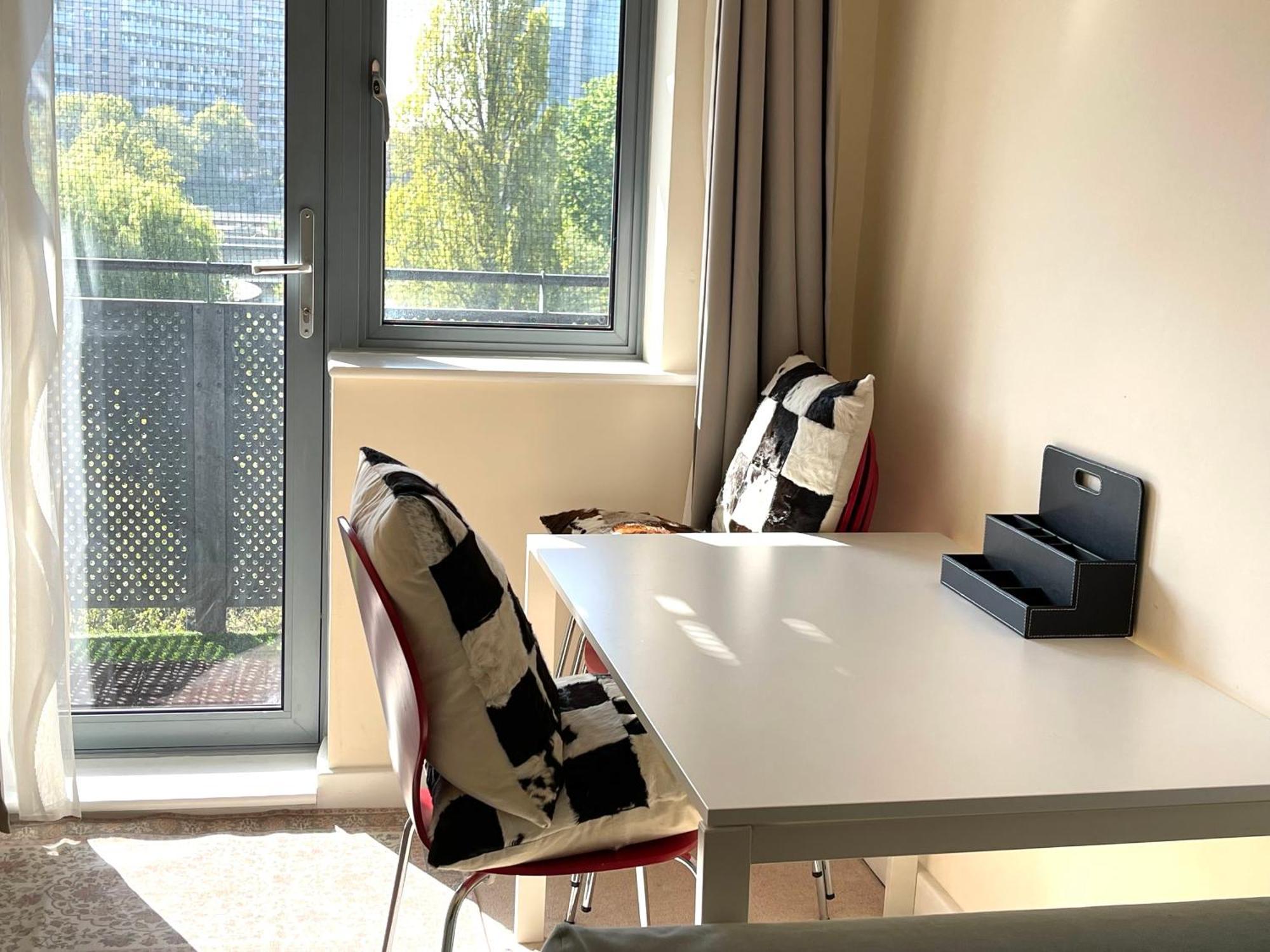 Waterfall Oasis: Luxury Wembley Apartment with Parking London Exterior photo