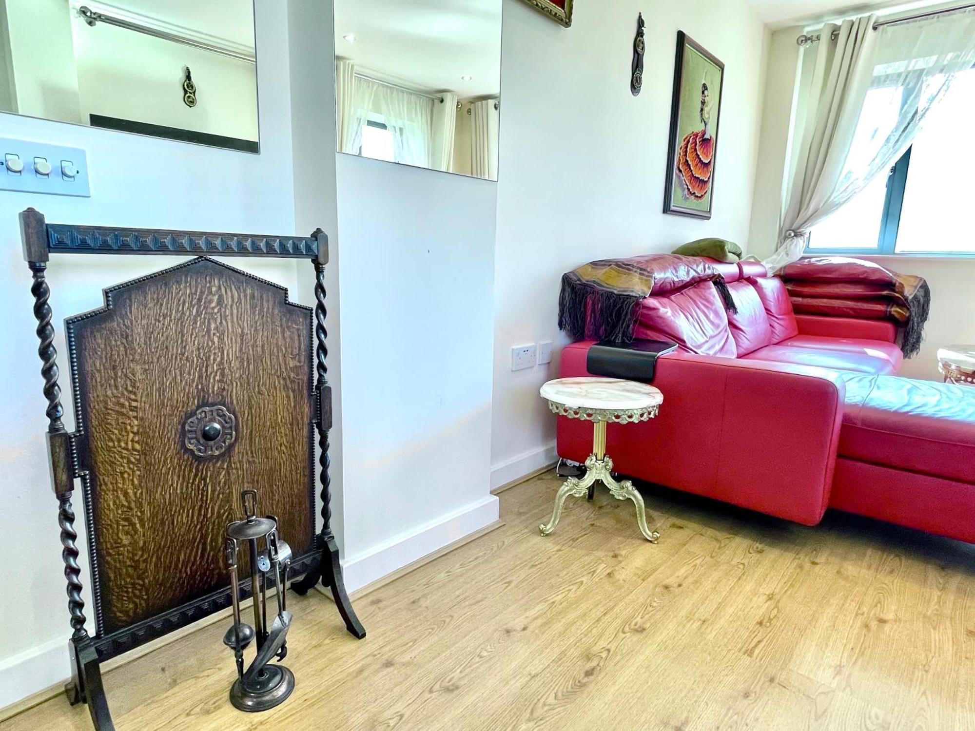 Waterfall Oasis: Luxury Wembley Apartment with Parking London Exterior photo