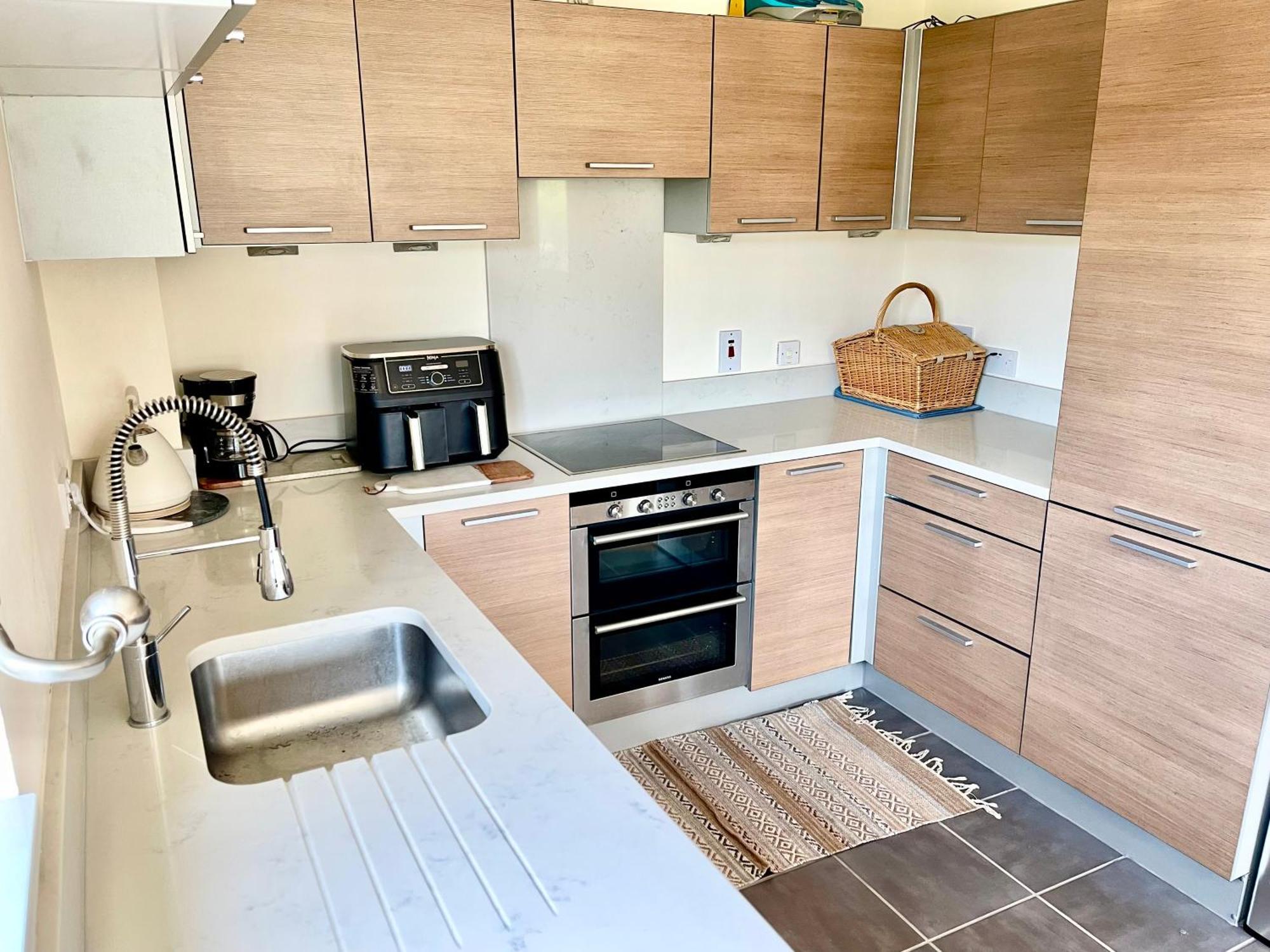 Waterfall Oasis: Luxury Wembley Apartment with Parking London Exterior photo