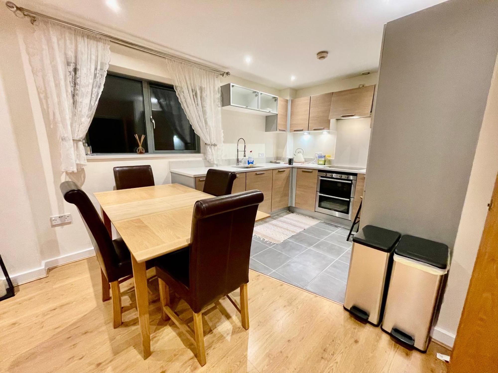 Waterfall Oasis: Luxury Wembley Apartment with Parking London Exterior photo